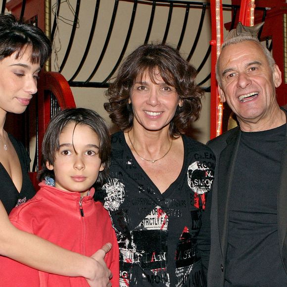 Le chanteur français Michel Fugain (à droite) pose avec sa famille, (de gauche à droite) sa fille Marie, son fils Alexis et sa femme Stéphanie lors du Gala du Ring au Cirque d'Hiver Bouglione à Paris, France, le 8 février 2005. L'événement était organisé par l'association First Round au profit de l'association Laurette Fugain pour sensibiliser le public à la nécessité du don de plaquettes. Le gala fera l'objet d'un DVD. Photo par Jean-Jacques Datchary/ABACA.