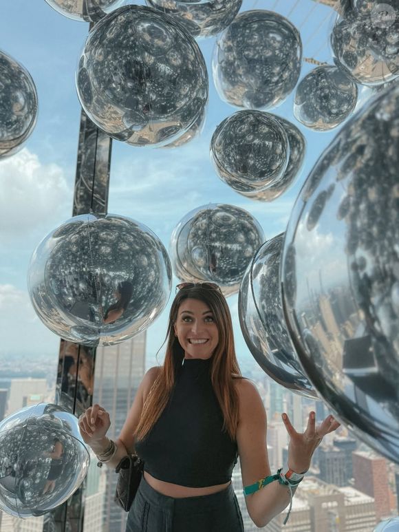Aujourd’hui, elle se sent mieux, mais conseille de rester vigilant avec l’alimentation en Indonésie.

Tracy (Mariés au premier regard) enchaîne les voyages avec son nouveau chéri. Elle est ici à New York.

Compte Instagram de Tracy @latress_hrn