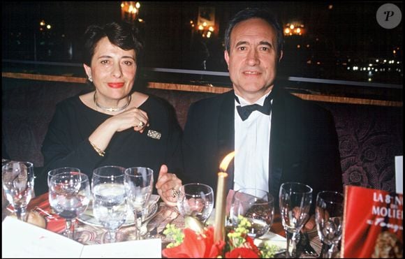Ce dernier lui demande une autorisation pour donner un concert sur les Champs-Elysées. 


Jean Tiberi et son épouse Xavière à la soirée des Molières, en 1994. BERTRAND RINDOFF PETROFF / BESTIMAGE