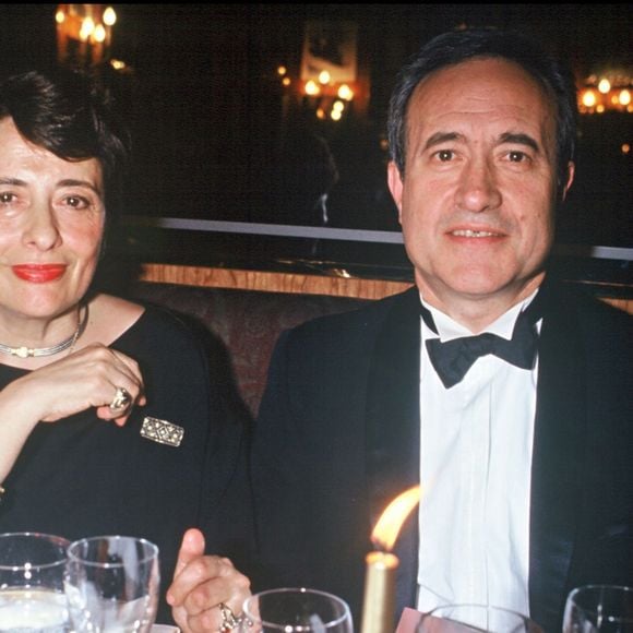 Ce dernier lui demande une autorisation pour donner un concert sur les Champs-Elysées. 


Jean Tiberi et son épouse Xavière à la soirée des Molières, en 1994. BERTRAND RINDOFF PETROFF / BESTIMAGE