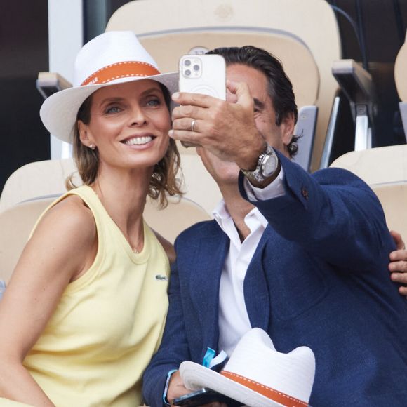 Sylvie Tellier et son mari Laurent Schenten dans les tribunes de la finale homme des Internationaux de France de tennis de Roland Garros 2024 à Paris le 9 juin 2024. 

© Jacovides-Moreau/Bestimage