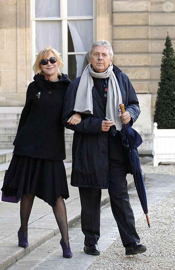 Marie-Anne Chazel a retrouvé l'amour avec Philippe Raffard.

Marie-Anne Chazel et son petit ami quittent le Palais de l'Elysée après une cérémonie de remise de médailles à Paris, France, le 14 avril 2008. Photo de Giancarlo Gorassini/ABACAPRESS.COM