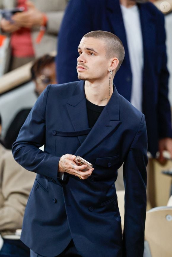 Romeo Beckham en tribunes lors des Internationaux de France de Tennis de Roland Garros 2025, à Paris, France, le 6 juin 2025. © Jacovides-Moreau/Bestimage