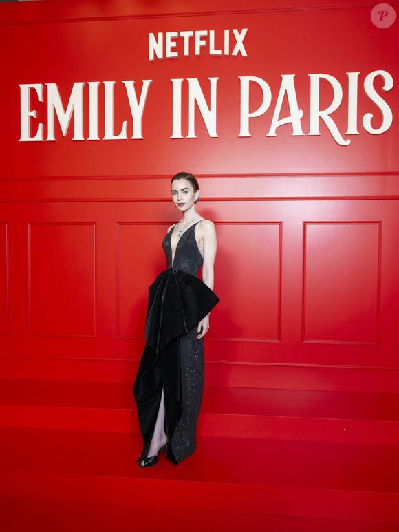 Lily Collins lors de la première de la série "Emily in Paris" saison 5 au Grand Rex à Paris le 15 décembre 2025.

© Pierre Perusseau / Bestimage