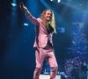 Julien Doré aime les mises en scène loufoques et impressionnantes. Lors de cette tournée il tombe d'ailleurs "dans une trappe de tout son poids au milieu du feu"...

Julien Doré est en concert au Zenith Arena à Lille le 10 décembre 2022. Crédit Stéphane Vansteenkiste / Bestimage
