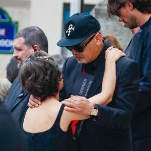 Ninon Ardisson, Christian Louboutin - Sorties des obsèques de Thierry Ardisson en l’église Saint-Roch de Paris, France, le 17 juillet 2025. © Clovis-Jacovides/Bestimage