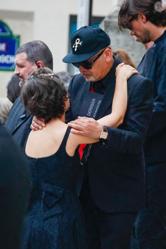 Ninon Ardisson, Christian Louboutin - Sorties des obsèques de Thierry Ardisson en l’église Saint-Roch de Paris, France, le 17 juillet 2025. © Clovis-Jacovides/Bestimage