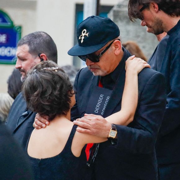 Ninon Ardisson, Christian Louboutin - Sorties des obsèques de Thierry Ardisson en l’église Saint-Roch de Paris, France, le 17 juillet 2025. © Clovis-Jacovides/Bestimage