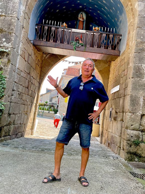 Exclusif - Le réalisateur Fabien Onteniente a profité d'une halte gastronomique dans le village de Sousceyrac, dans le Lot avant de partir assister au Critérium cycliste professionnel de Marcolès dans le Cantal le 6 aout 2025. © Fabien Faure/Bestimage