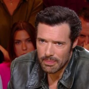 Nicolas Bedos invité sur le plateau de "Quelle époque !", une comédienne prend la défense de celui qui a été reconnu coupable d'agression sexuelle.
