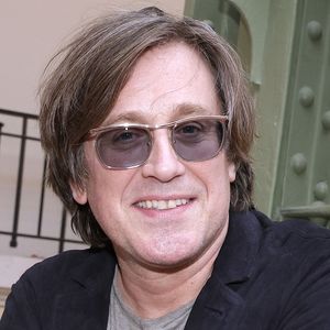Deux ans après la disparition de Françoise Hardy, Thomas Dutronc continue de faire vivre la mémoire de sa mère.

Thomas Dutronc lors de la remise du 4ème prix Gotlib en marge du festival du livre au Grand Palais à Paris © Cédric Perrin / Bestimage