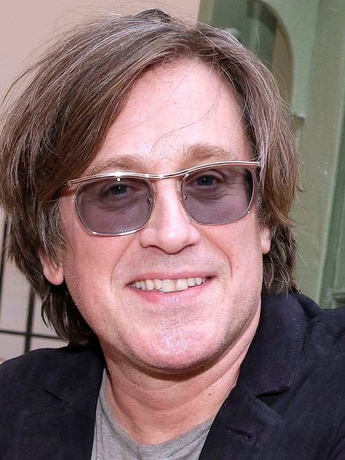 Deux ans après le départ de Françoise Hardy, Thomas Dutronc annonce deux grands projets pour faire revivre la mémoire de sa mère