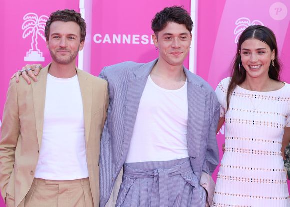 Hubert Roulleau, Alexandra Favalli, Thomas Vilan sur le pink carpet pour la projection de la série "The Walking Dead : Dead City" saison 2 lors du festival Canneseries saison 8 au palais des festivals à Cannes le 25 avril 2025.

© Denis Guignebourg / Bestimage