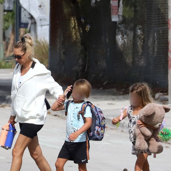 Exclusif - Anna Kournikova emmène ses enfants Nicholas, 8 ans, Lucy, 8 ans, et Mary, 5 ans, à la salle d'arts martiaux où ils pratiquent le karaté, à Miami.  Merci de flouter le visage des enfants avant parution. 305SCHOCK / Bestimage