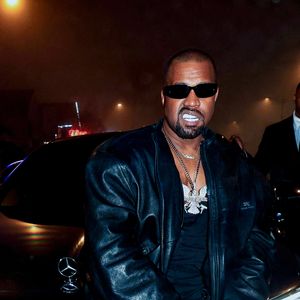 Exclusif - Kanye West lors d'une séance photo improvisée dans la rue avec sa nouvelle Mercedes Maybach à la sortie d'une after-party des Grammys à Los Angeles, le 3 février 2025 © Backgrid USA / Bestimage