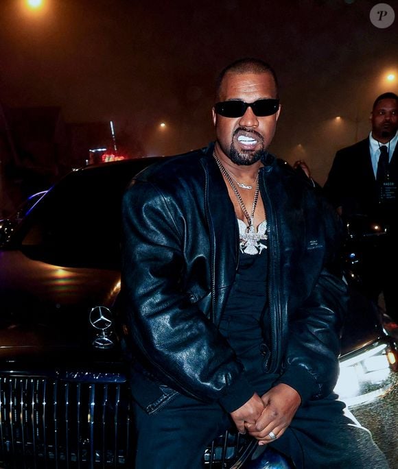 Exclusif - Kanye West lors d'une séance photo improvisée dans la rue avec sa nouvelle Mercedes Maybach à la sortie d'une after-party des Grammys à Los Angeles, le 3 février 2025 © Backgrid USA / Bestimage