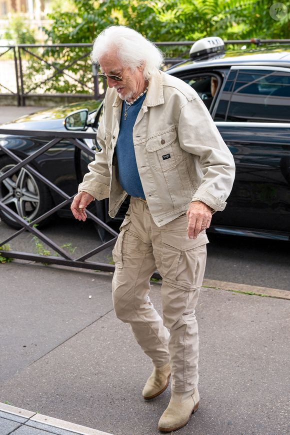Exclusif - Le chanteur Hugues Aufray arrive à l'enregistrement de l'émission "Vivement dimanche" à Paris, France, le 9 septembre 2025, et diffusée le 12 octobre 2025 sur France 3. © Jonathan Jacob/Bestimage