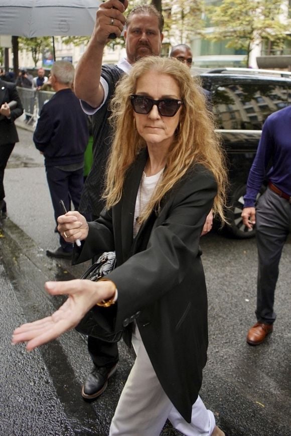 Le média québécois La Presse fait savoir que Céline Dion pourrait commencer à faire le show dès l'automne prochain. Au programme : deux prestations par semaine entre septembre et octobre.

Paris, FRANCE - La chanteuse canadienne Céline Dion quitte son hôtel pour se rendre à l'aéroport, prenant le temps de saluer et de signer des autographes à la foule de fans qui l'attendent, montrant ainsi sa reconnaissance pour leur soutien.



Sur la photo : Céline Dion