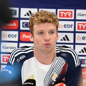 Leon Marchand en conférence de presse à Paris, le 1er août 2026.
© Bestimage