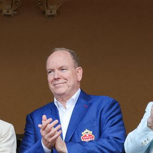 Bien qu’elle ne fasse pas partie de la ligne de succession au trône, elle s’est imposée comme une personnalité incontournable du Rocher...

La princesse Stéphanie de Monaco, le prince Albert II de Monaco, Camille Gottlieb - La famille princière de Monaco assiste au match de football Racing Stars Football Cup opposant les pilotes Nazionale Piloti contre les Barbagiuans au stade Louis II à Monaco le 21 mai, 2025. © Claudia Albuquerque/Bestimage