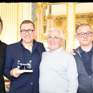 Semi-Exclusif - Arthur, Dany Boon avec son frère Philippe Hamidou, Michel Boujenah - Dany Boon reçoit des mains de Rachida Dati le Grand Prix Raymond Devos de la langue française 2025 au Salon Jérôme du Ministère de la Culture à Paris le 21 mars 2025. L'humoriste a reçu ce superbe nœud papillon créé par la Manufacture de Sèvres, qu’aimait tant porter le génie des mots qu’était l’humoriste franco-belge. Dany Boon a été choisi à l’unanimité par un jury présidé par le délégué général à la langue française et aux langues de France, et composé de personnalités choisies pour leur compétence dans le domaine de la langue française et désignées par le ministre chargé de la culture pour une durée d’un an renouvelable.
Créé en 2003, le grand prix récompense un lauréat, personne physique ou personne morale d’expression française, dont l’œuvre ou l’action contribue au progrès de la langue française, à son rayonnement et à sa promotion. Il est décerné chaque année durant la Semaine de la langue française et de la francophonie. © Alain Guizard/Bestimage