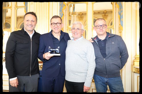 Semi-Exclusif - Arthur, Dany Boon avec son frère Philippe Hamidou, Michel Boujenah - Dany Boon reçoit des mains de Rachida Dati le Grand Prix Raymond Devos de la langue française 2025 au Salon Jérôme du Ministère de la Culture à Paris le 21 mars 2025. L'humoriste a reçu ce superbe nœud papillon créé par la Manufacture de Sèvres, qu’aimait tant porter le génie des mots qu’était l’humoriste franco-belge. Dany Boon a été choisi à l’unanimité par un jury présidé par le délégué général à la langue française et aux langues de France, et composé de personnalités choisies pour leur compétence dans le domaine de la langue française et désignées par le ministre chargé de la culture pour une durée d’un an renouvelable.
Créé en 2003, le grand prix récompense un lauréat, personne physique ou personne morale d’expression française, dont l’œuvre ou l’action contribue au progrès de la langue française, à son rayonnement et à sa promotion. Il est décerné chaque année durant la Semaine de la langue française et de la francophonie. © Alain Guizard/Bestimage