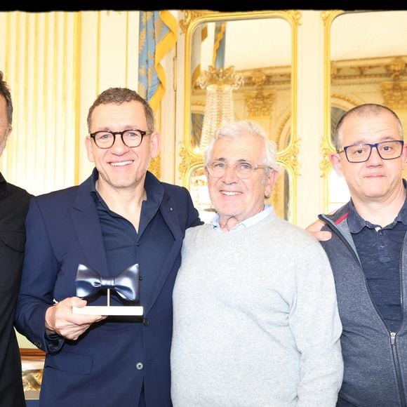 Semi-Exclusif - Arthur, Dany Boon avec son frère Philippe Hamidou, Michel Boujenah - Dany Boon reçoit des mains de Rachida Dati le Grand Prix Raymond Devos de la langue française 2025 au Salon Jérôme du Ministère de la Culture à Paris le 21 mars 2025. L'humoriste a reçu ce superbe nœud papillon créé par la Manufacture de Sèvres, qu’aimait tant porter le génie des mots qu’était l’humoriste franco-belge. Dany Boon a été choisi à l’unanimité par un jury présidé par le délégué général à la langue française et aux langues de France, et composé de personnalités choisies pour leur compétence dans le domaine de la langue française et désignées par le ministre chargé de la culture pour une durée d’un an renouvelable.
Créé en 2003, le grand prix récompense un lauréat, personne physique ou personne morale d’expression française, dont l’œuvre ou l’action contribue au progrès de la langue française, à son rayonnement et à sa promotion. Il est décerné chaque année durant la Semaine de la langue française et de la francophonie. © Alain Guizard/Bestimage