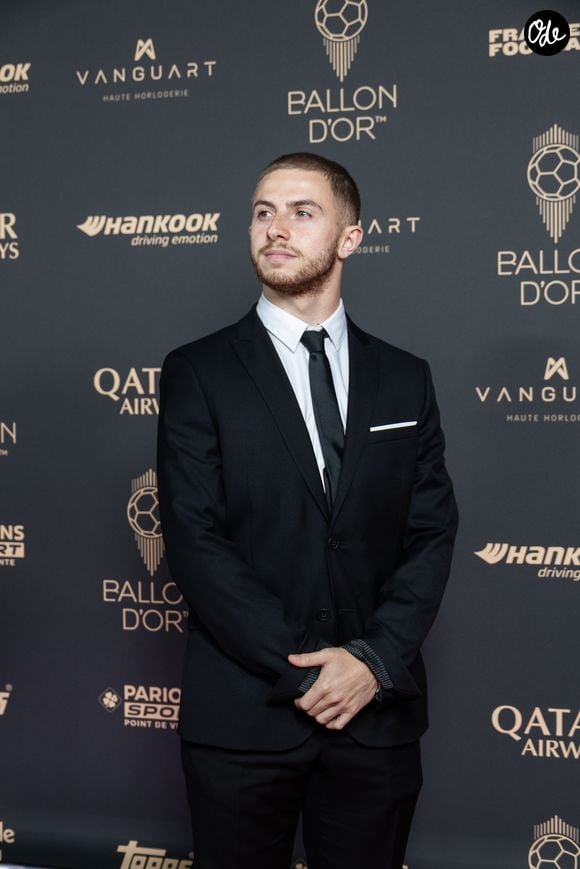 Michou au photocall de la 69ème cérémonie du Ballon D'Or 2025 au théâtre du Châtelet à Paris, France, le 22 septembre 2025. © Cyril Moreau/Bestimage