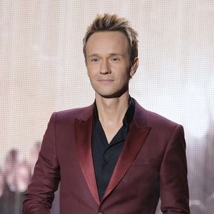 Selon le site "L'essentiel Eco", le père de Tim percevrait plus de 40 000 euros par mois, soit un revenu annuel de 480 000 euros.

Cyril Féraud à la cérémonie des 41èmes Victoires de la Musique à la Seine Musicale à Boulogne-Billancourt le 13 février 2026.
© Coadic Guirec / Bestimage