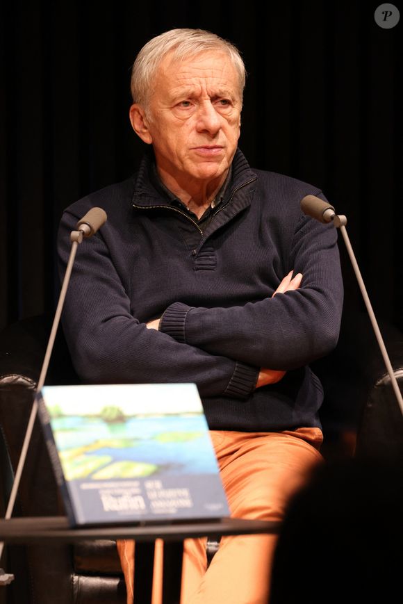 Il s’est marié trois fois… avec la même femme. 

Exclusif - Jean-Christophe Rufin lors de la présentation de son livre, carnet de voyage, "Sur le fleuve Amazone" à la Station Auzone-Librairie Mollat à Bordeaux. Le 6 décembre 2024
© Jean-Marc Lhomer / Bestimage
