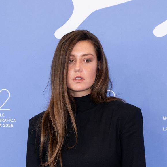 Doums, ex compagnon d'Adèle Exarchopoulos, a été interpellé dimanche à Vitry-sur-Seine après la plainte de sa compagne pour violences conjugales.

Adèle Exarchopoulos au photocall du film "Chien 51" lors du 82e Festival International du Film de Venise (La Mostra), Italie. © SGP/Bestimage
