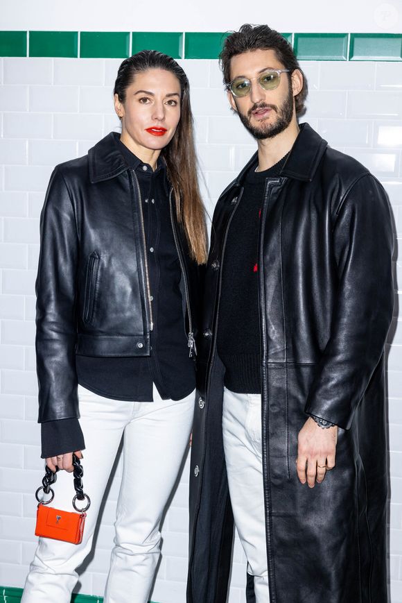 Pierre Niney et sa femme Natasha Andrew au photocall du défilé Ami automne-hiver 2022/2023 dans le cadre de la Fashion Week de Paris, France, le 19 janvier 2022. Olivier Borde/bestimage