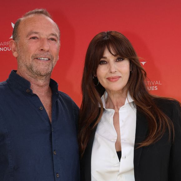 Monica Bellucci et Jérôme Pulis-Etchevers au photocall du Biarritz Film Festival - Nouvelles Vagues 2026 au théâtre de la Gare du Midi à Biarritz, le 26 juin 2026. Au cours de la cérémonie, R.Malek a reçu "Le Prix d'Honneur" des mains de M.Bellucci. 
© Jean-Marc Lhomer / Bestimage