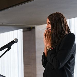 Selon l’AFP, cette arrivée intervient après le départ de Julien Dossena, qui dirigeait les collections de la marque depuis treize ans. 

New York, NY – Le musée du FIT a accueilli son déjeuner annuel du Couture Council 2025, en l'honneur du célèbre créateur Olivier Rousteing.

Photo : Olivier Rousteing