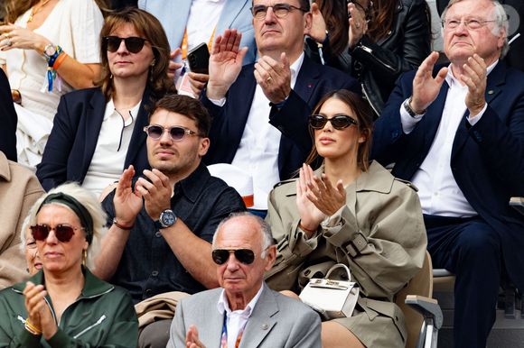 Antoine Dupont, Iris Mittenaere en tribune pour la finale masculine lors des Internationaux de France 2025 à Roland Garros à Paris, France.©Nasser Berzane/ABACAPRESS.COM