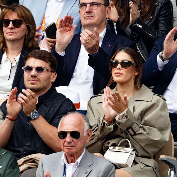 Antoine Dupont, Iris Mittenaere en tribune pour la finale masculine lors des Internationaux de France 2025 à Roland Garros à Paris, France.©Nasser Berzane/ABACAPRESS.COM