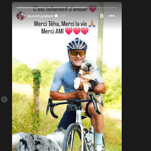 Laurent Jalabert heureux avec son vélo et avec ses chiens. Story Instagram du 14 août 2025.