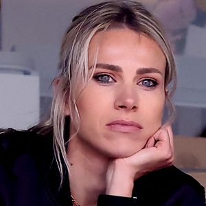 En tant que consultante de France Télévisions, Marion Rousse suit le Tour de France de très près.

Marion Rousse dans les tribunes lors des Internationaux de France de Tennis de Roland Garros. © Jacovides-Moreau/Bestimage