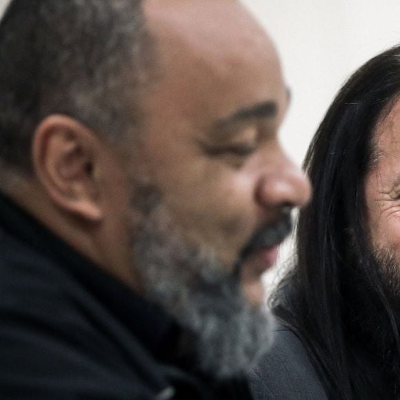 Il révèle ensuite que "son frère Dieudonné qui l’a aidé avec son sketch très connu sur ce thème" qui lui a "permis d’en rire".

Conférence de presse de Francis Lalanne et Dieudonné pour présenter leur liste France Libre-La Ruche Citoyenne à Paris. Le 18 avril 2024. 
© Stéphane Lemouton / Bestimage