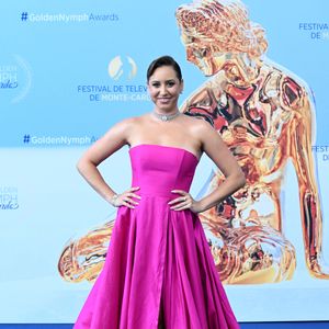 Mais c’est surtout son sac Schiaparelli, création originale de haute couture estimée à 8 500 euros, qui capte tous les regards. 

Jazmin Grimaldi, la fille du prince Albert II de Monaco, durant la cérémonie de clôture de la 64ème édition du Festival de télévision de Monte-Carlo au Grimaldi forum à Monaco, le 17 juin 2025. © Bruno Bebert / Bestimage