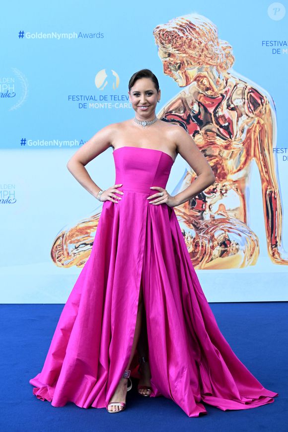 Mais c’est surtout son sac Schiaparelli, création originale de haute couture estimée à 8 500 euros, qui capte tous les regards. 

Jazmin Grimaldi, la fille du prince Albert II de Monaco, durant la cérémonie de clôture de la 64ème édition du Festival de télévision de Monte-Carlo au Grimaldi forum à Monaco, le 17 juin 2025. © Bruno Bebert / Bestimage