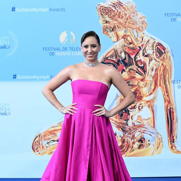Mais c’est surtout son sac Schiaparelli, création originale de haute couture estimée à 8 500 euros, qui capte tous les regards. 

Jazmin Grimaldi, la fille du prince Albert II de Monaco, durant la cérémonie de clôture de la 64ème édition du Festival de télévision de Monte-Carlo au Grimaldi forum à Monaco, le 17 juin 2025. © Bruno Bebert / Bestimage