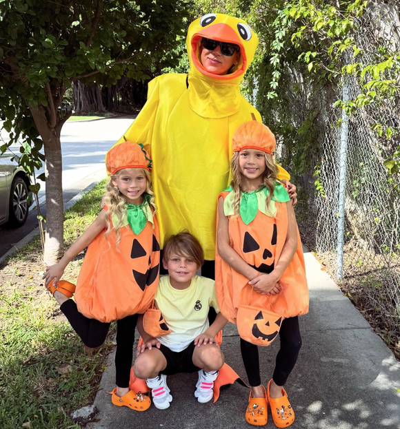 La petite famille y apparaît déguisée pour Halloween avant l’heure.

Anna Kournikova et ses trois enfants déguisés. Capture Instagram