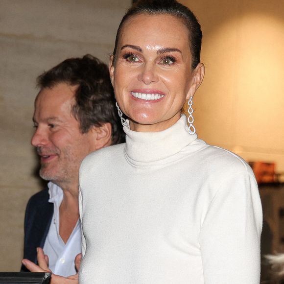 Mais si elle peut se targuer d'avoir des jambes fines et galbées et des abdos en béton, ça n'est pas le fruit du hasard. 

Laeticia Hallyday a été aperçue continuant ses nuits glamour au Costes, embrassant la vie nocturne parisienne à Paris, France, le 30 septembre 2024. La célèbre personnalité rayonnait d'élégance alors qu'elle se mêlait à ses amis et aux autres invités. Photo by Aissaoui Nacer/Splash News/ABACAPRESS.COM