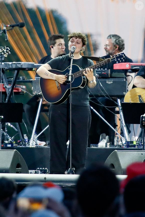 Alex Montembault - Soirée du "Grand Concert de la fête de la musique" au Jardin des Tuileries, autour de la vasque olympique, présentée par D. Bürki et M. Bouhafsi et retransmis en direct sur France 2 à Paris le 21 juin 2025. © Marc Ausset-Lacroix - Jack Tribeca - Christophe Clovis / Bestimage