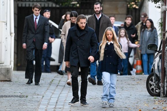 Jean Sarkozy et Giulia Sarkozy - Le clan Sarkozy à la sortie du domicile de Nicolas Sarkozy domicile parisien avant son incarcération à la prison de La Santé à Paris, France, le 21 octobre 2025. 

© Bestimage