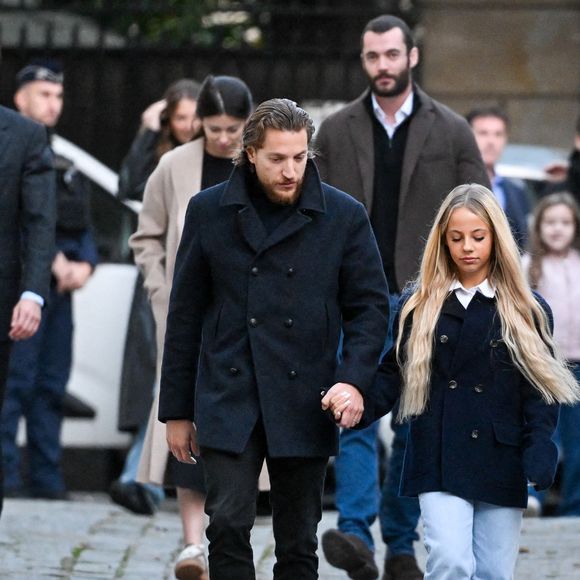 Jean Sarkozy et Giulia Sarkozy - Le clan Sarkozy à la sortie du domicile de Nicolas Sarkozy domicile parisien avant son incarcération à la prison de La Santé à Paris, France, le 21 octobre 2025. 

© Bestimage