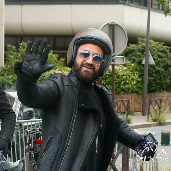 Exclusif - Cyril Hanouna arrive en moto dans les studios d'Europe 1 à Paris, France, le 5 mai 2025. © Christophe Clovis/Bestimage
