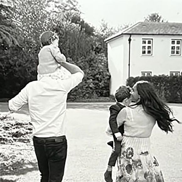 Les internautes ont aussi pu entendre en arrière plan les voix de ses deux enfants Archie et Lilibet nés de son mariage avec le prince Harry, qu'elle protège farouchement des médias. 

Le prince Harry, duc de Sussex et Meghan Markle, duchesse de Sussex, dévoilent des photos et des vidéos inédites de leur fils Archie dans "Harry & Meghan" (Netflix). Le 15 décembre 2022.