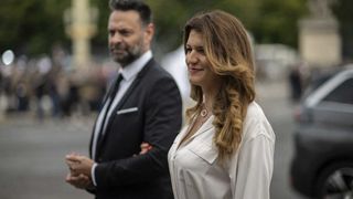 Marlène Schiappa a épousé Matthias Savignac loin de la France, elle a opté pour une tenue brodée